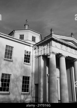 Black and White, Pillars and Entrance, Maitland Robison Library, Downing College, University of Cambridge, Cambridge, Cambridgeshire, Inghilterra, Regno Unito, Gran Bretagna. Foto Stock