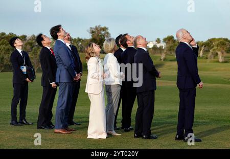 Italia, regione Puglia, Borgo Egnazia (Brindisi), 13 giugno 2024 : il vertice del G7 a Borgo Egnazia, Italia meridionale, (L-R) il primo ministro giapponese Fumio Kishida, il primo ministro canadese Justin Trudeau, il presidente del Consiglio europeo Charles Michel, il primo ministro italiano Giorgia Meloni, il presidente della Commissione europea Ursula von der Leyen, il presidente francese Emmanuel Macron, il cancelliere tedesco Olaf Scholz e il presidente degli Stati Uniti Joe Bcellcellcellcellcellcelliere. Il 50° summit del G7 riunirà i leader del gruppo dei sette stati membri nel resort Borgo Egnazia nel sud Italia dal 13 al 15 giugno 2024 foto © sintesi/Alamy Stock Foto Stock