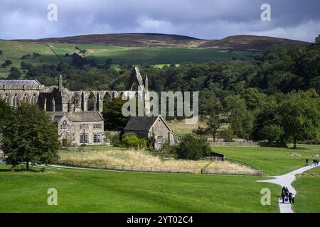 Antiche e pittoresche rovine monastiche dell'abbazia di Bolton, chiesa del Priorato, Old Rectory, splendide colline e altopiani soleggiati - Yorkshire Dales, Inghilterra, Regno Unito. Foto Stock