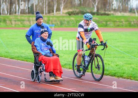 Giovedì 5 dicembre 2024 Beverley, East Yorkshire, Regno Unito. Kevin Sinfield continua la sua sfida di raccolta fondi per l'organizzazione benefica MND, partendo dall'ippodromo di Beverley alle 07:00, e terminando allo stadio di atletica Costello, Hull, entro le 14:30. Ogni giorno è suddiviso in blocchi di 7 km, il numero 7 in riconoscimento del suo amico ed ex compagno di squadra Rob Burrow, che lo indossò durante la sua brillante carriera al Leeds Rhinos. Il team cercherà di completare ogni 7 km entro un'ora. NELLA FOTO: Correre per un chilometro in più. Bridget Catterall/AlamyLiveNews Foto Stock