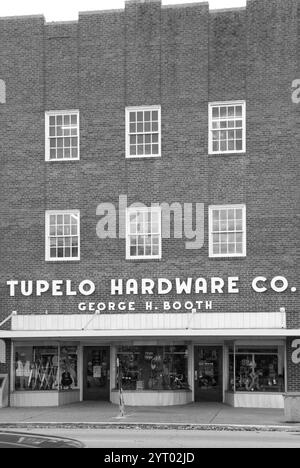 Tupelo hardware Store in Main Street, un sito storico dove Elvis Presley acquistò la sua prima chitarra, situato a Tupelo, Mississippi, Stati Uniti. Foto Stock