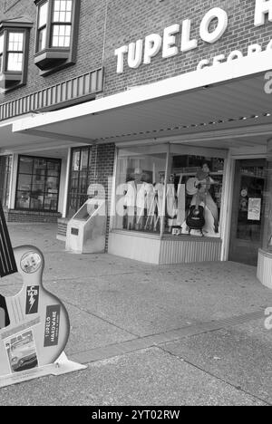 Tupelo hardware Store in Main Street, un sito storico dove Elvis Presley acquistò la sua prima chitarra, situato a Tupelo, Mississippi, Stati Uniti. Foto Stock