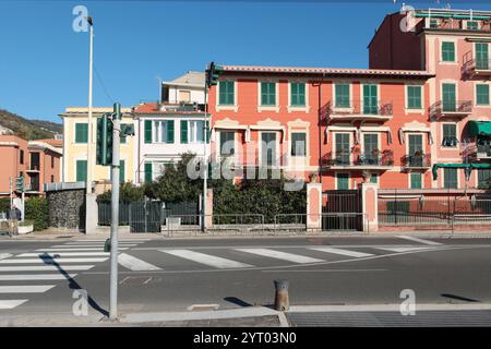 Sestri Levante, Italia - 14 novembre 2024. Edifici tradizionali e strade nelle giornate di sole. Turismo e svago. Natura ecologicamente pulita. Foto Stock