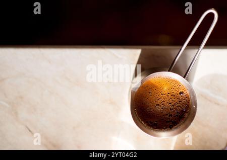 caffè turco pronto all'uso in cezva in turk sulla vista dall'alto Foto Stock