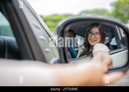 Viaggio in auto gioioso momento in cui Una giovane donna gode di una divertente vibrazione all'interno dell'auto Foto Stock