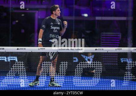 Milano, Italia. 5 dicembre 2024. Francisco Navarro (ESP) celebra durante il Milano Premiere Padel P1 match tra Jose Antonio Diestro (ESP)/Carlos Daniel Gutierrez (ARG) contro Pablo Cardona (ESP)/Francisco Navarro (ESP) presso Allianz Cloud Arena Credit: dpa/Alamy Live News Foto Stock