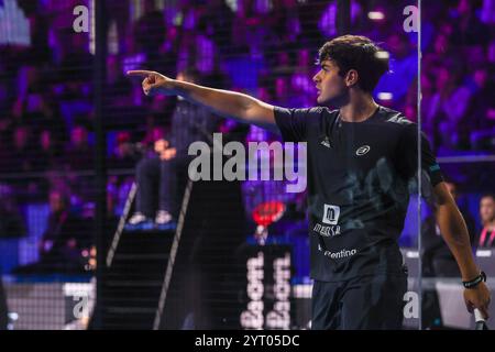 Milano, Italia. 5 dicembre 2024. Pablo Cardona (ESP) celebra durante il Milano Premiere Padel P1 match tra Jose Antonio Diestro (ESP)/Carlos Daniel Gutierrez (ARG) contro Pablo Cardona (ESP)/Francisco Navarro (ESP) presso Allianz Cloud Arena crediti: dpa/Alamy Live News Foto Stock