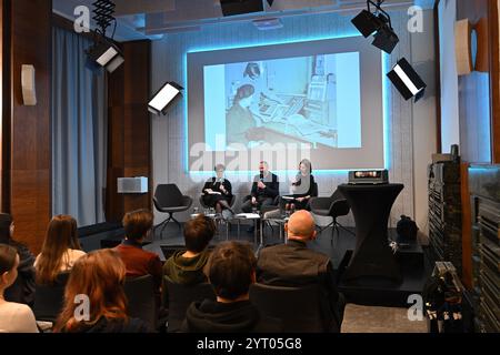 Praga, Cr. 5 dicembre 2024. Evento di un giorno per celebrare il 100° anniversario dell'inizio del servizio fotografico di CTK in PressCentrum CTK, via Opletalova, a Praga, Repubblica Ceca, 5 dicembre, 2024. discussione illustrata tra fotogiornalisti del CTK e studenti. Da sinistra Czech News Agency (CTK) redattore capo di notizie Radka Matesova Markova, redattore capo della CTK Photobank Petr Mlch, portavoce del CTK Martina Vasickova. Crediti: Michal Kamaryt/CTK Photo/Alamy Live News Foto Stock