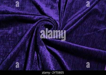 morbide pieghe di velluto di colore blu scuro, attorcigliate in una spirale. Esempio di trama del tessuto. stendere per il design. Tavolozza dei colori dell'anno. Sfumatura alla moda Foto Stock