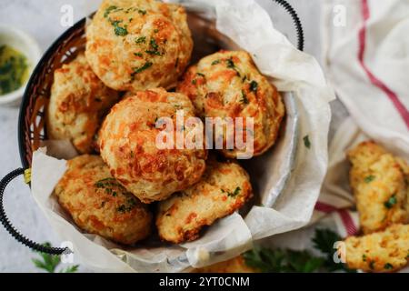 Biscotti cheddar fatti in casa con burro all'aglio e prezzemolo Foto Stock