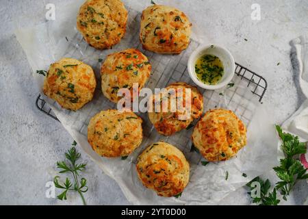 Biscotti cheddar fatti in casa con burro all'aglio e prezzemolo Foto Stock