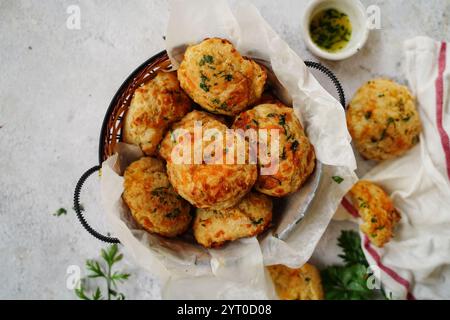 Biscotti cheddar fatti in casa con burro all'aglio e prezzemolo Foto Stock