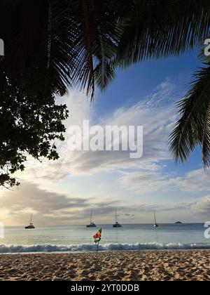 Tramonto sulla spiaggia di Anse Lazio a Praslin, Seychelles. Foto Stock