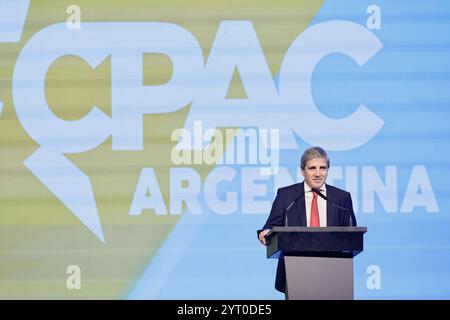 Buenos Aires, Argentina - 4 dicembre 2024: Luis Caputo, ministro dell'economia argentino, parla davanti agli attemdei della Conferenza sull'azione politica conservatrice (CPAC) ha fatto il suo debutto in Argentina, unendo figure conservatrici di spicco come Lara Trump, Eduardo Bolsonaro e il presidente Javier Milei, che ha tenuto il discorso di chiusura. La conferenza ha evidenziato valori libertari e conservatori condivisi, sottolineando la libertà economica e i diritti individuali, mentre l'Argentina ospita l'evento per la prima volta. (Foto di UNAR AGENCY/Sipa USA) Foto Stock