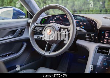 Vilnius, Lituania - 18 agosto 2024 - volante di Porsche Taycan, interni Foto Stock