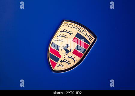 Vilnius, Lituania - 18 agosto 2024 - Logo su un cappuccio di Porsche Taycan Foto Stock