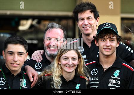 Abu Dhabi, Abu Dhabi. 5 dicembre 2024. Doriane pin (fra) Prema Racing con Andrea Kimi Antonelli (ITA) Mercedes AMG F1 Junior driver in una fotografia di squadra. 05.12.2024. Formula 1 World Championship, Rd 24, Abu Dhabi Grand Prix, Yas Marina Circuit, Abu Dhabi, giornata di preparazione. Il credito fotografico dovrebbe essere: XPB/Alamy Live News. Foto Stock