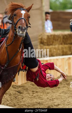 Trucco di trascinamento cosacchi a cavallo. Donna che si esibisce all'Etnospor Kultur Festivali. Istanbul - 11 maggio 2018 Foto Stock