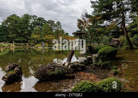 Un ambiente veramente tranquillo con un giardino pittoresco, un laghetto tranquillo e un vivace fogliame autunnale Foto Stock