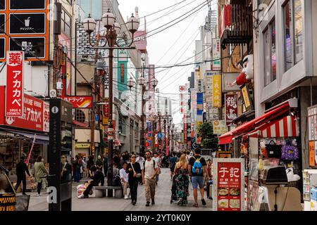 OSAKA, Giappone - 25 ottobre 2024: Cibo di strada Dotonbori Foto Stock