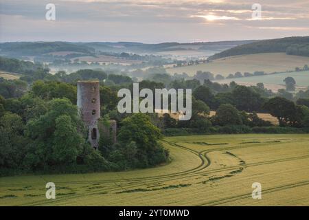 Vista aerea del monumento di Racton, una follia vicino a Chichester nel West Sussex, Inghilterra. Estate (luglio) 2024. Foto Stock