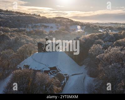 Vista aerea del castello di Okehampton nella neve, Devon, Inghilterra. Autunno (novembre) 2024. Foto Stock