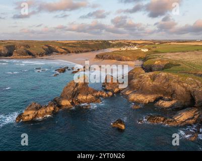 Vista aerea di Porthcothan Bay nella Cornovaglia settentrionale, Inghilterra. Estate (agosto) 2024. Foto Stock