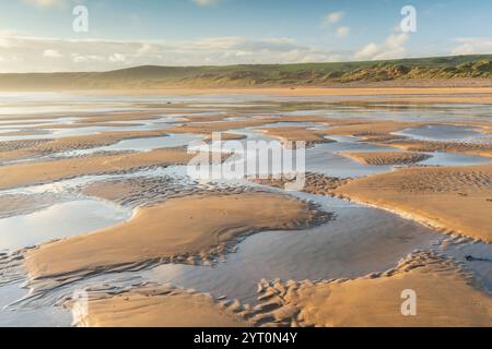 Piscine di marea sulla spiaggia di Freshwater West nel Pembrokeshire Coast National Park, Galles, Regno Unito. Primavera (maggio) 2021. Foto Stock