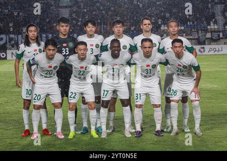 Bandung, Giava Occidentale, Indonesia. 5 dicembre 2024. Lo Zhejiang FC posa per la foto della squadra durante la partita di calcio AFC Champions League Two tra il Persib Bandung. Lo Zhejiang FC vince Persib Bandung 4-3. (Credit Image: © Algi February Sugita/ZUMA Press Wire) SOLO PER USO EDITORIALE! Non per USO commerciale! Foto Stock