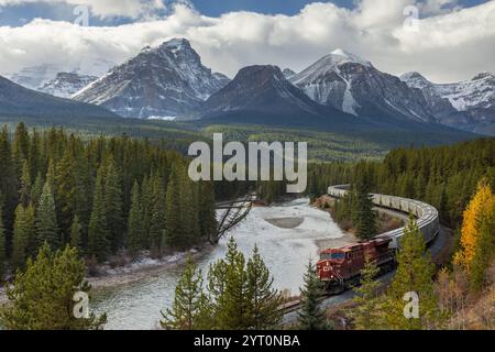 Treno della Canadian Pacific Railway a Morant's Curve nel Banff National Park, Alberta, Canada. Autunno (ottobre) 2024. Foto Stock