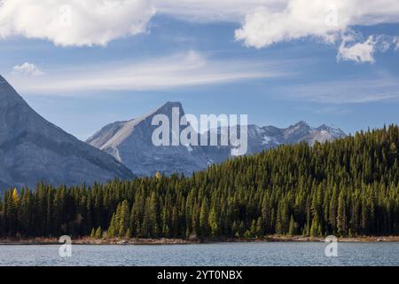 Paesaggio montano presso il lago Kananaskis superiore nelle Montagne Rocciose canadesi, Alberta, Canada. Autunno (ottobre) 2024. Foto Stock
