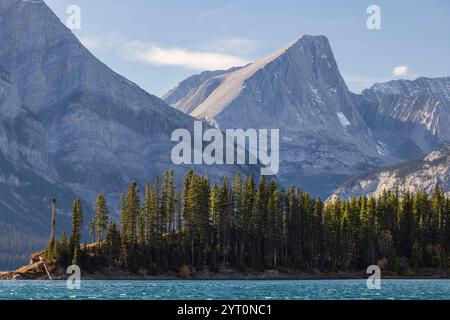 Paesaggio montano presso il lago Kananaskis superiore nelle Montagne Rocciose canadesi, Alberta, Canada. Autunno (ottobre) 2024. Foto Stock