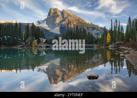 Emerald Lake Lodge e Mount Burgess nel Parco Nazionale di Yoho, British Columbia, Canada. Autunno (ottobre) 2024. Foto Stock