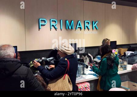 Primark ist ein International tätiger Textil-Discounter mit Hauptsitz a Dublino in der Republik Irland. In Primark-Filialen, Die in der Regel mehrere Tausend Quadratmeter Verkaufsfläche bieten, werden Textilien, Schuhe und Accessoires für Damen, Herren und Kinder sowie Artikel für den Wohnbedarf und Kosmetik zu niedrigen Preisen verkauft. Primark Fashion-Store *** Primark è un rivenditore internazionale di abbigliamento a prezzi scontati con sede a Dublino, nella Repubblica d'Irlanda. I negozi Primark offrono generalmente diverse migliaia di metri quadrati di spazio per la vendita di tessuti, scarpe e accessori Foto Stock
