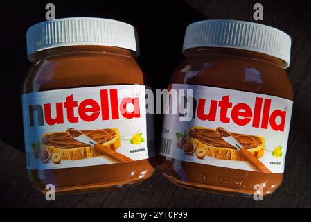 Nutella ist eine Nuss-Nougat-Creme des italienischen Herstellers Ferrero. SIE besteht überwiegend aus Zucker mit Zutaten von Palmöl, gerösteten Haselnüssen, Milchpulver, Kakao, Sojalecithin und Vanillin. In Deutschland gibt es Nutella seit 1965. Foto: 450 g di Nutella-Glas *** la Nutella è una crema di torrone di noci del produttore italiano Ferrero è costituita principalmente da zucchero con ingredienti di olio di palma, nocciole tostate, latte in polvere, cacao, lecitina di soia e vanillina la Nutella è disponibile in Germania dal 1965 foto 450 g di Nutella Foto Stock