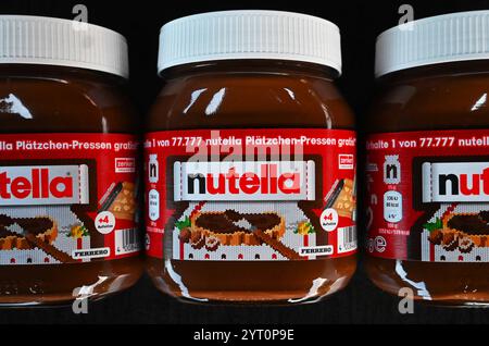Nutella ist eine Nuss-Nougat-Creme des italienischen Herstellers Ferrero. SIE besteht überwiegend aus Zucker mit Zutaten von Palmöl, gerösteten Haselnüssen, Milchpulver, Kakao, Sojalecithin und Vanillin. In Deutschland gibt es Nutella seit 1965. Foto: 450 g di Nutella-Glas *** la Nutella è una crema di torrone di noci del produttore italiano Ferrero è costituita principalmente da zucchero con ingredienti di olio di palma, nocciole tostate, latte in polvere, cacao, lecitina di soia e vanillina la Nutella è disponibile in Germania dal 1965 foto 450 g di Nutella Foto Stock