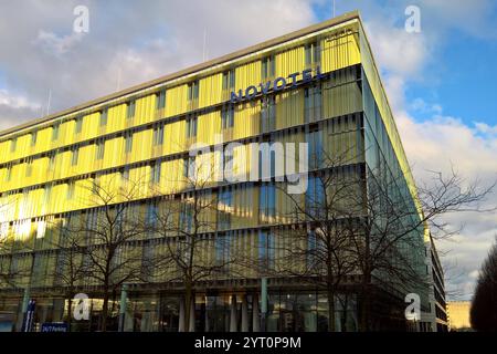 Novotel ist eine International tätige Hotelkette. SIE wurde 1967 gegründet und bildet den Ursprung des französischen Konzerns Accor. Die Novotel-Hotels zählen zur gehobenen Mittelklasse und haben meist drei oder vier Sterne. Foto: Novotel Hotel a München - Riem *** Novotel è una catena alberghiera attiva a livello internazionale, fondata nel 1967, è l'origine del gruppo francese Accor. Gli hotel Novotel appartengono alla classe media superiore e di solito hanno tre o quattro stelle Photo Novotel Hotel a Monaco di Baviera Riem Foto Stock
