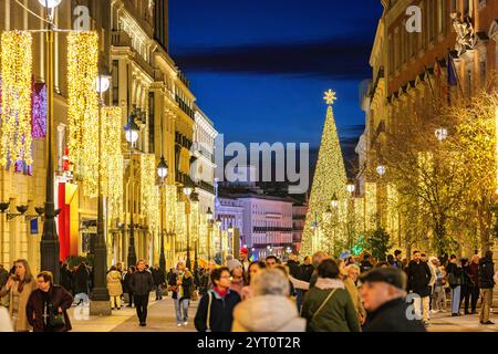 Via Alcala al calar della notte illuminata dalle luci natalizie, con piazza Puerta del Sol sullo sfondo. Madrid, Spagna Foto Stock