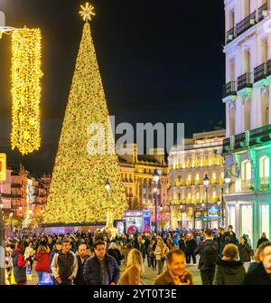 Via Alcala al calar della notte illuminata dalle luci natalizie, con piazza Puerta del Sol sullo sfondo. Madrid, Spagna Foto Stock