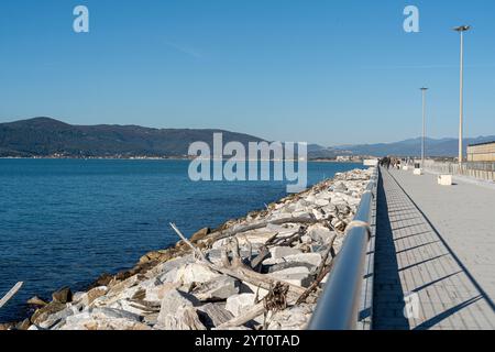 Scorcio del nuovo lungomare costruito sulla frangiflutti del porto commerciale di Marina di Carrara, in Toscana Foto Stock