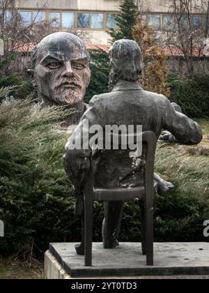 Una scena dal Museo di Arte Socialista di Sofia, Bulgaria, un grande busto di Lenin e un'altra scultura che lo osserva, simboleggiando la riflessione storica Foto Stock