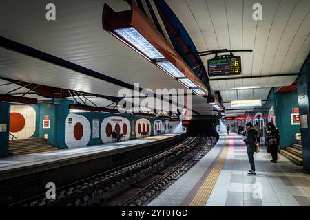 La stazione della metropolitana di Sofia "P. Joliot-Curie" presenta un design moderno con pareti circolari uniche, binari illuminati e passeggeri in attesa sul PL Foto Stock