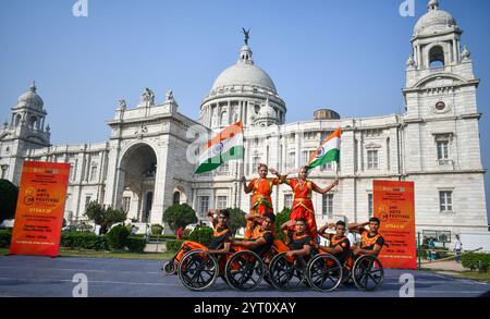 Kolkata, India. 5 dicembre 2024. Un gruppo speciale, 'Nava Uttan Group', esegue uno speciale spettacolo di danza su sedia a rotelle chiamato ''Dance on Wheels'' durante l'edizione UTSAV III dell'AMI ART FESTIVAL presso la Victoria Memorial Hall di Kolkata, India, il 5 dicembre 2024, in collaborazione con il Kolkata Centre for Creativity. (Foto di Dipayan Bose/NurPhoto) credito: NurPhoto SRL/Alamy Live News Foto Stock