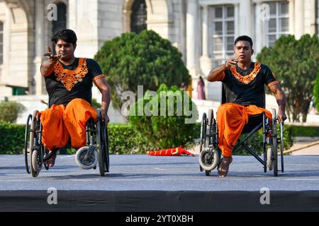 Kolkata, India. 5 dicembre 2024. Un gruppo speciale, 'Nava Uttan Group', esegue uno speciale spettacolo di danza su sedia a rotelle chiamato ''Dance on Wheels'' durante l'edizione UTSAV III dell'AMI ART FESTIVAL presso la Victoria Memorial Hall di Kolkata, India, il 5 dicembre 2024, in collaborazione con il Kolkata Centre for Creativity. (Foto di Dipayan Bose/NurPhoto) credito: NurPhoto SRL/Alamy Live News Foto Stock