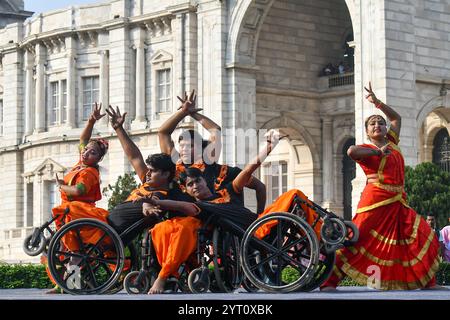 Kolkata, India. 5 dicembre 2024. Un gruppo speciale, 'Nava Uttan Group', esegue uno speciale spettacolo di danza su sedia a rotelle chiamato ''Dance on Wheels'' durante l'edizione UTSAV III dell'AMI ART FESTIVAL presso la Victoria Memorial Hall di Kolkata, India, il 5 dicembre 2024, in collaborazione con il Kolkata Centre for Creativity. (Foto di Dipayan Bose/NurPhoto) credito: NurPhoto SRL/Alamy Live News Foto Stock