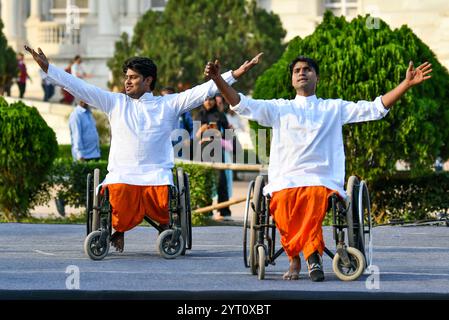 Kolkata, India. 5 dicembre 2024. Un gruppo speciale, 'Nava Uttan Group', esegue uno speciale spettacolo di danza su sedia a rotelle chiamato ''Dance on Wheels'' durante l'edizione UTSAV III dell'AMI ART FESTIVAL presso la Victoria Memorial Hall di Kolkata, India, il 5 dicembre 2024, in collaborazione con il Kolkata Centre for Creativity. (Foto di Dipayan Bose/NurPhoto) credito: NurPhoto SRL/Alamy Live News Foto Stock