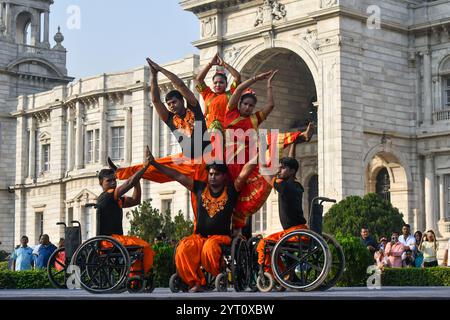 Kolkata, India. 5 dicembre 2024. Un gruppo speciale, 'Nava Uttan Group', esegue uno speciale spettacolo di danza su sedia a rotelle chiamato ''Dance on Wheels'' durante l'edizione UTSAV III dell'AMI ART FESTIVAL presso la Victoria Memorial Hall di Kolkata, India, il 5 dicembre 2024, in collaborazione con il Kolkata Centre for Creativity. (Foto di Dipayan Bose/NurPhoto) credito: NurPhoto SRL/Alamy Live News Foto Stock