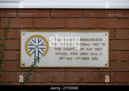 Papa visita targa, nostra Signora della Pace e Beato Robert Dibdale Catholic Church, Shottery, Stratford-upon-Avon, Warwickshire, Regno Unito Foto Stock