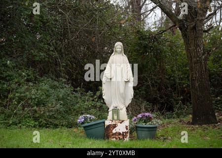 Una statua nella chiesa cattolica di nostra Signora della Pace e Beato Robert Dibdale, Shottery, Stratford-upon-Avon, Warwickshire, Regno Unito Foto Stock