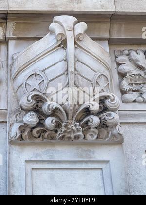 Trieste, Italia - 27 giugno 2024: Arco di sloop come dettaglio facciata. Stelle sul lato della barca Foto Stock